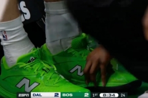 无大碍！弗拉格倒地有些崴脚一瘸一拐走到场边 调整后继续作战 配图