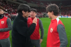 吕文君、蔡慧康退役仪式海港列队致敬,球迷在看台打出巨型TIFO 配图