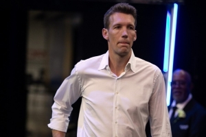 邓利维：人们希望你有大动作 但有些球队为了眼前利益牺牲了未来 配图