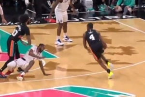 太秀了！福克斯连续变向直接将小琼斯晃倒在地 还险些晃倒小卡 配图