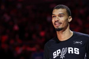 大逆转喜极而泣！文班背靠背仅出战22分钟 高效砍下27分10板4帽 配图