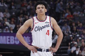 华丽！桑德斯突进篮下 使出梦幻脚步晃开防守上篮打中 配图