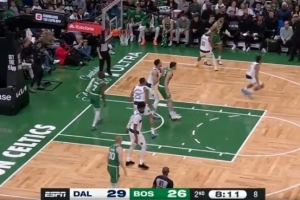 输送炮弹！塔图姆再送助攻 德里克·怀特三分正中靶心 配图