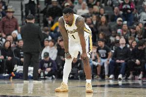 手软了！鹈鹕落后3分锡安被点球 第一罚手软险些三不沾 配图