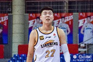 俞泽辰预赛100分！杨鸣：没想到 他应去三分大赛 比赛没见他扣过 配图