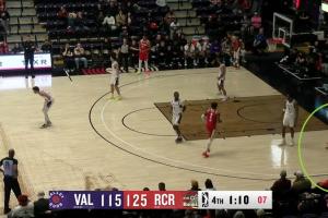 行吧行吧！杨瀚森底角老半天 伸手要球队友没给又尴尬放下 配图