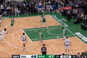 还能硬解！米德尔顿撤步强投命中 并造塔图姆犯规加罚也有 配图