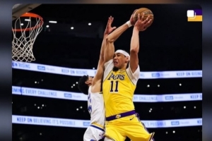 关注比赛！詹姆斯社媒转发海斯暴力隔扣&东契奇神奇打板三分 配图