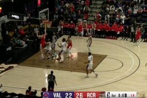 探囊取物！杨瀚森掩护后顺下接球 倚住防守轻松打中 配图