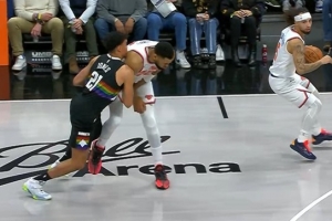 没有升级！斯潘塞·琼斯对唐斯使用猴子偷桃 只吹了普通犯规 配图