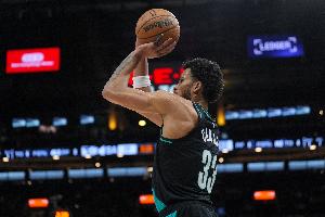 虎头蛇尾!卡马拉首节14分&后三节7中1 全场13中5得16分6板2助6断 配图