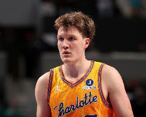 末节连中3记追分三分！克尼佩尔14中9&三分10中6空砍27分4助 配图