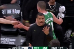 晚了一点点！加尔扎三分不中 普理查德补篮无效超时在先 配图