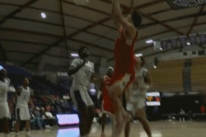 教练说得对！杨瀚森挡拆顺下接球轻松拿到两分 配图