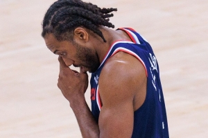 一直被包夹!伦纳德20投10中&三分6中1&罚球10中9 空砍30+9+3+3 配图