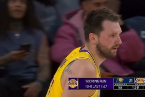 哪有什么道理可讲！东契奇找到手感弧顶连中两记三分球 配图