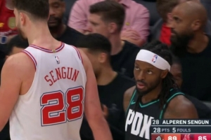 6失误！申京连续被吹进攻犯规 已经5犯在身了 配图