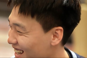 赵睿接受群访满脸笑容被cue周琦 曾凡博打趣：你慢点说 配图