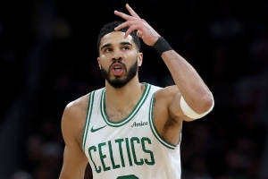 媒体人：塔图姆存在感很足 他像从前一样做一切事情 直到找回手感 配图