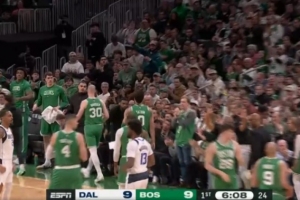 慢慢找状态！塔图姆迎来复出 首节半节2中0没得分&拿到2板2助 配图