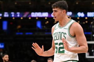 中锋有射程！加尔扎半场9分钟 7中4&三分5中2拿到10分4前场板 配图