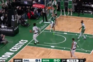 神兵天降！普理查德三分不中 塔图姆飞身补扣拿到个人首分 配图