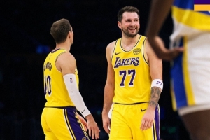 双白闪耀！湖人官方晒赢球海报 东契奇&肯纳德登上封面 配图