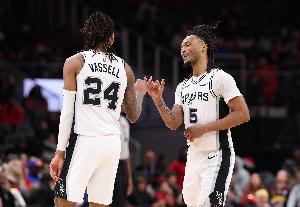 组团打铁？卡斯尔&福克斯&瓦塞尔半场合计19中5仅拿13分 配图