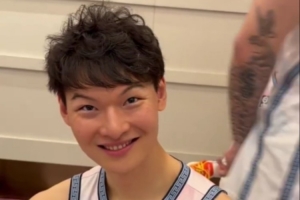 一言为定?王哲林打趣:明年参加扣篮大赛 我也想当当扣篮王 配图