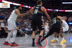 穆雷防守沉退左脚不慎踩到约基奇 脚踝外翻极度痛苦！已回更衣室 配图