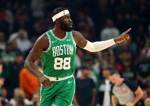 塔图姆：我和奎塔在比赛中就有沟通 聊到之后如何更好地建立默契 配图