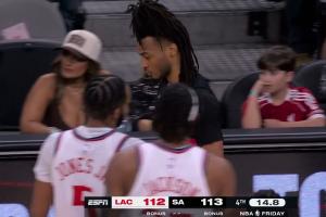 赚大了！大洛失了智失误 瓦塞尔进攻犯规前 米奇机智提前叫暂停 配图