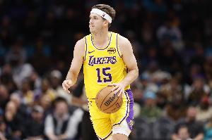 在场上干哈呢？里夫斯首节4中0一分未得&上篮也不中 送3助攻 配图