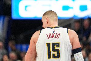 独木难支！约基奇被迫三节打卡 21中14砍下38分8板5助 配图