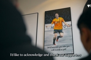 狼队纪念若塔的艺术品揭幕,用球迷献花制成的墨水绘制而成 配图