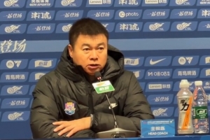 于根伟：黄嘉辉踢右中卫想解决出球问题，吴兴涵总体表现可以 配图