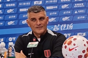 约翰·阿洛伊西:满意球员丢球后没有低头沮丧,红牌改变了比赛 配图