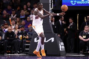 护筐很突出！马卢阿奇3中2得4分4板1助 镇守篮下送出5次盖帽 配图