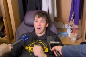 里夫斯谈手腕包扎:只是觉得这样看起来很酷&所以就戴着了 配图