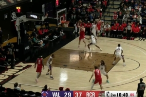 持续输出！杨瀚森持球单打 晃开防守转身抛投命中 配图