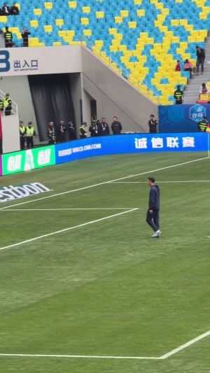 再见已是对手！周定洋前往蓉城北看台致意，得到一半嘘声一半掌声 配图