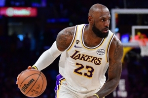 静雨：老詹两三千万的年薪肯定有球队给 但底薪回骑士是心之所向 配图