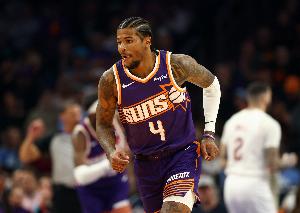 火力全开!杰伦·格林半场13投5中&罚球7中6 砍下18分3板2助 配图