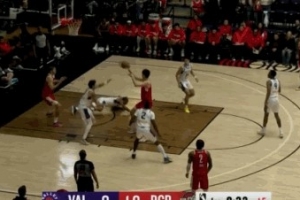 游刃有余！杨瀚森挡拆后下顺 妙传队友篮下上空篮！ 配图