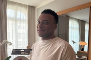 终于可以自己开车了27岁姆巴佩拿到驾照，朋友晒照为其庆祝 配图