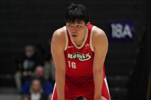 状态神勇！杨瀚森G联盟半场6中6轰13分4板4助1断1帽 得分全场最高 配图