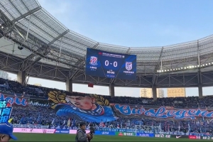 首轮战英博赛前，申花主场打出大型TIFO致敬于汉超 配图
