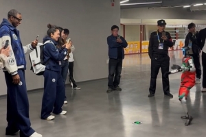 玩嗨了！迪亚洛看机器人舞蹈表演 满脸笑容举着手机不停拍 配图