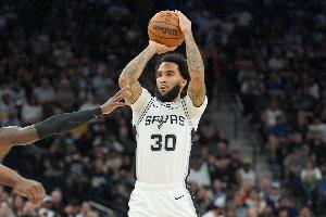 就攻了一节!尚帕尼10中6&三分8中5得20分 第三节轰17分助队追分 配图