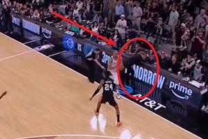 太无语了！巴图姆界外球低级失误 泰伦·卢怒发冲冠狠砸技术台 配图